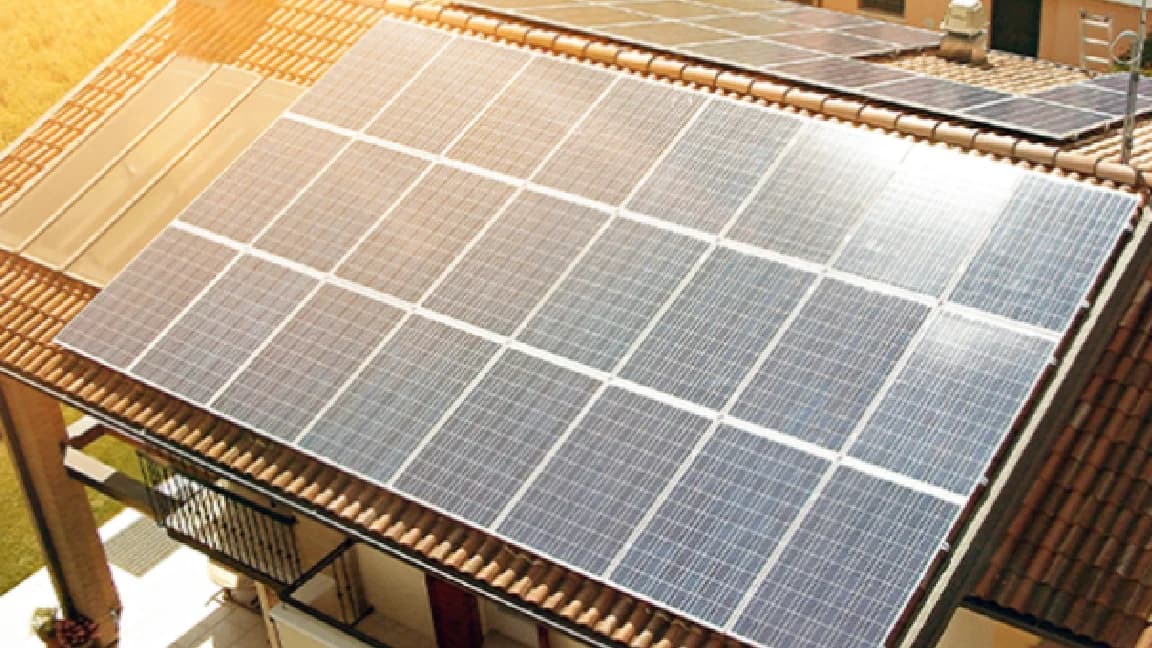 Comparing Anti-Dust Solar Panels vs. Normal Panels: Which Is Right for You?